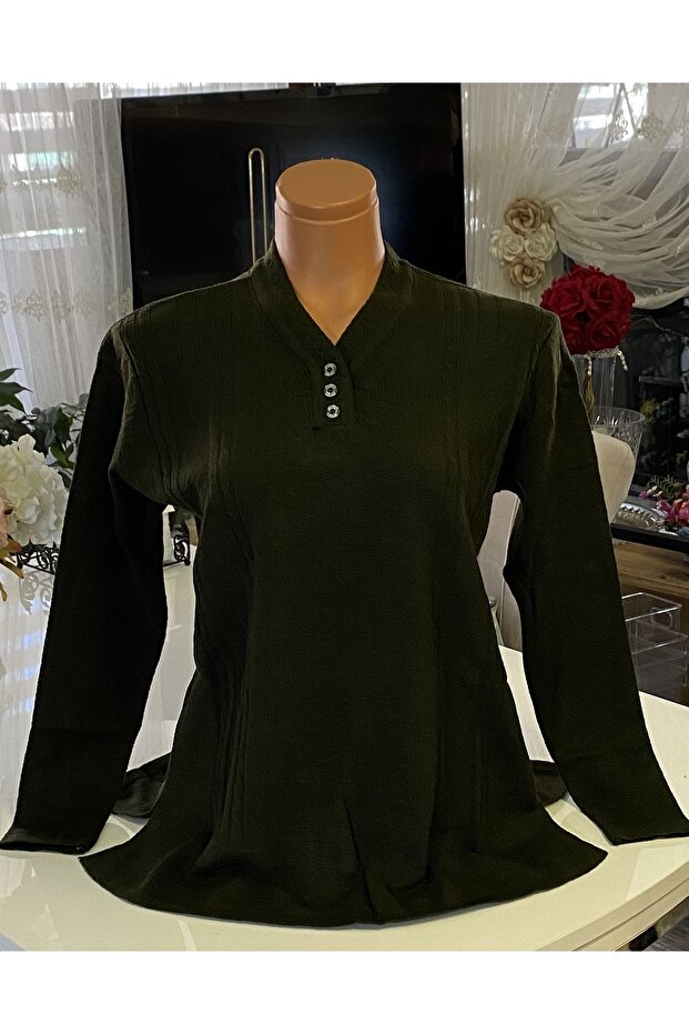 Comfortable Cut Women's Sweater with Button Accessories