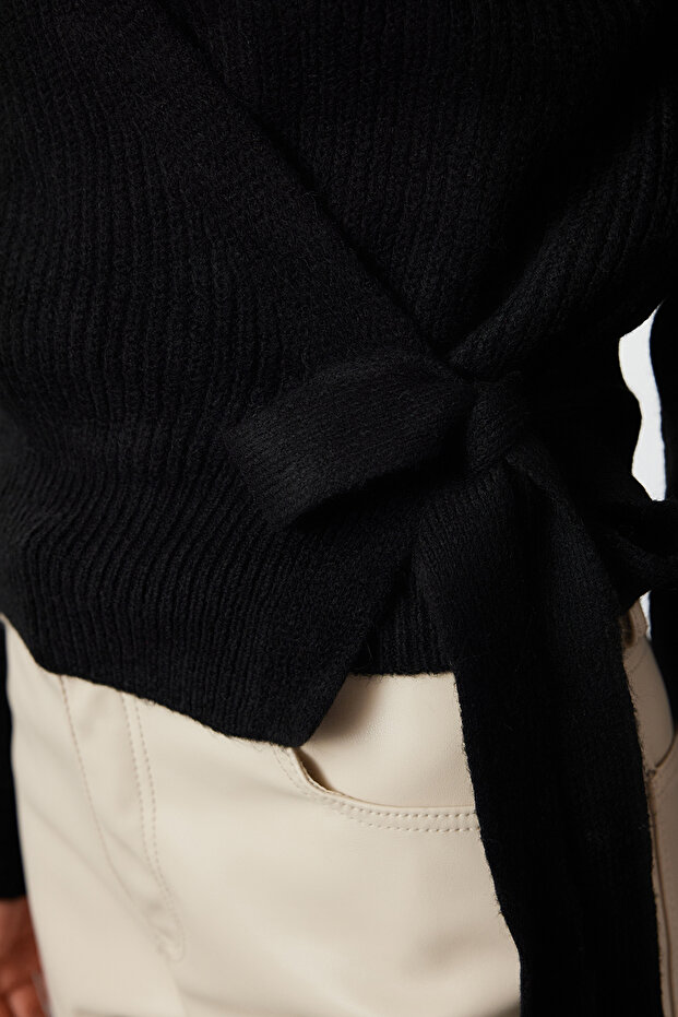 Schwarze, weiche, strukturierte Strickjacke mit zweireihigem Kragen TWOAW24HI00282 - 4