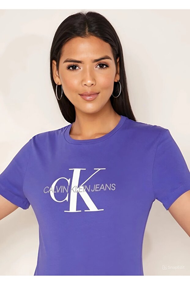 تي شيرت CK نسائي - تي شيرت بقصة ضيقة منقوش عليه حرف Monogram