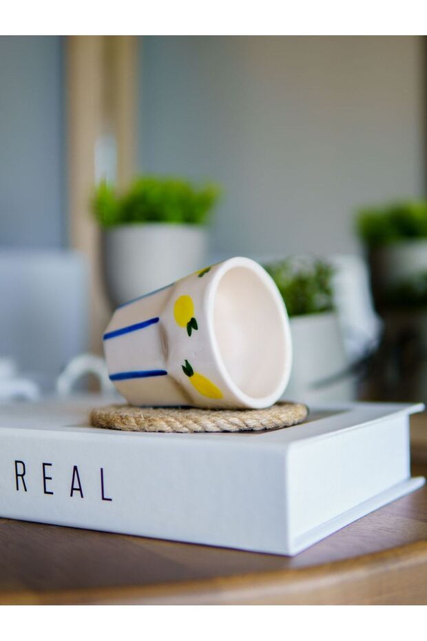 كوب مصنوع يدويًا من السيراميك بنمط الليمون - 2