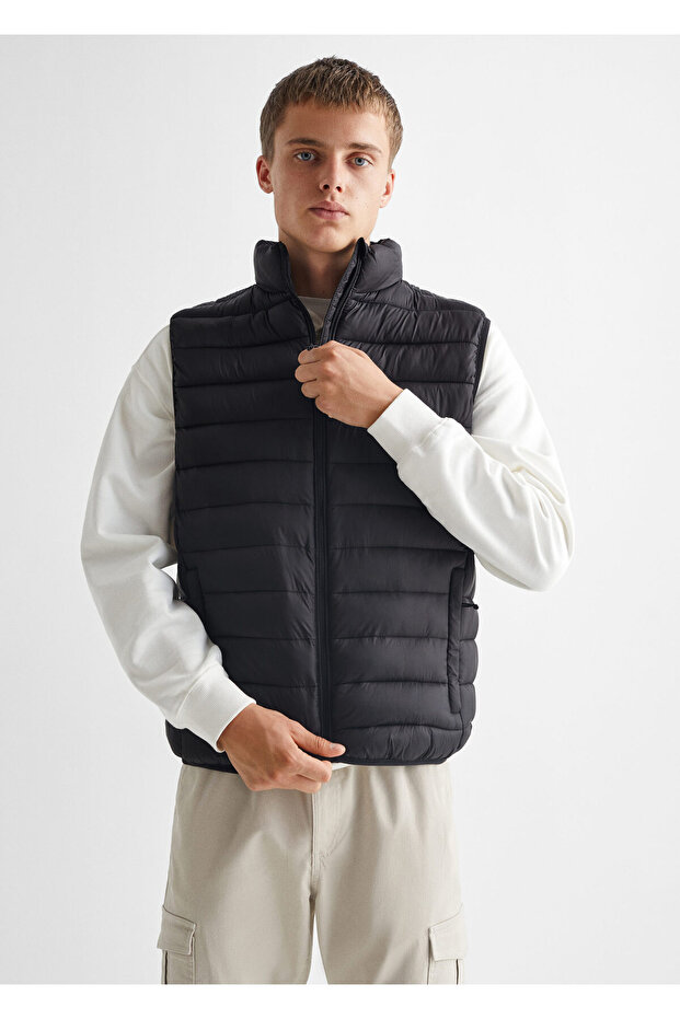 Czarna kamizelka chłopięca -67160470 - 2