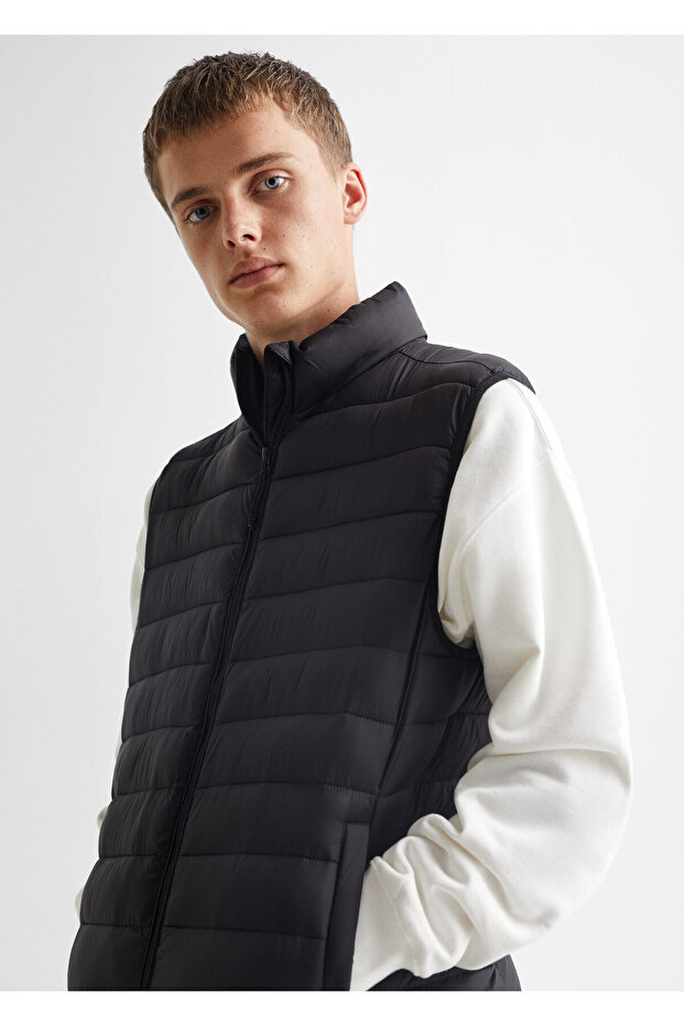 Czarna kamizelka chłopięca -67160470 - 1