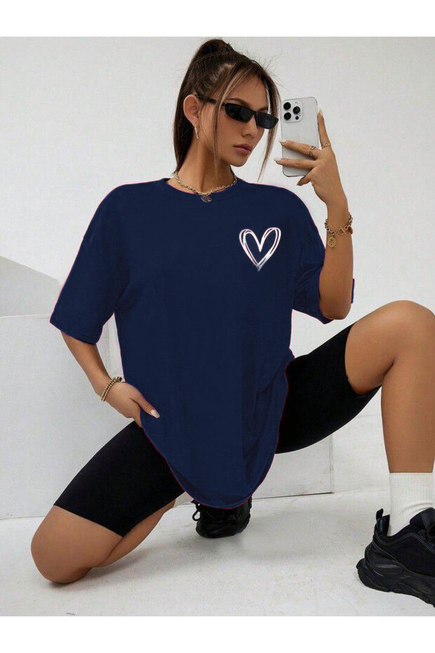 تيشيرت للجنسين بطبعة قلب صغير