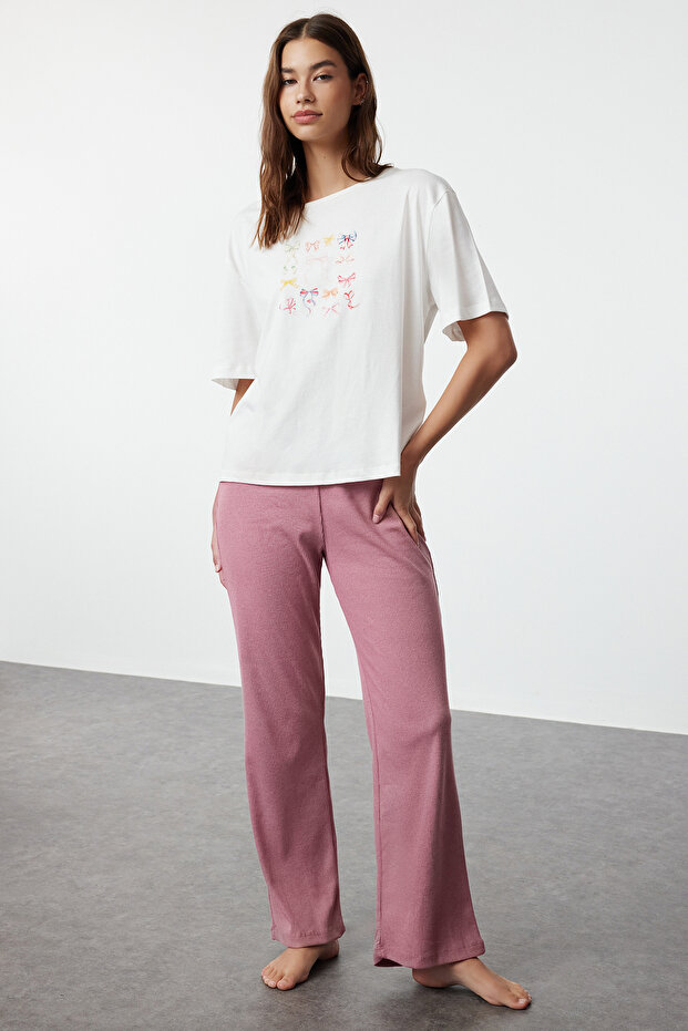 Beyaz-Pembe Kurdele/Fiyonk Baskılı Üst Süprem Alt Kaşkorse Örme Pijama Takımı THMAW25PT00018 - 2
