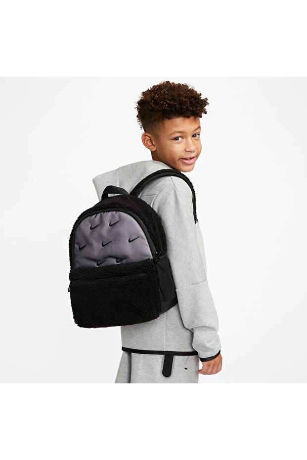 حقيبة ظهر صغيرة من نايكي باللون الأسود والرمادي - 1