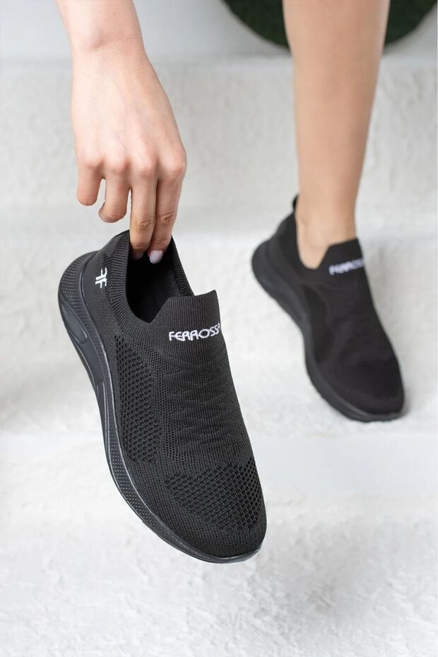 Casual Unisex Sneakers Slip on Breathable Lightweight Walking Laceless Flexible Sports Shoes