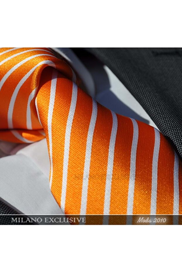 ربطة عنق برتقالية مع خطوط بيضاء