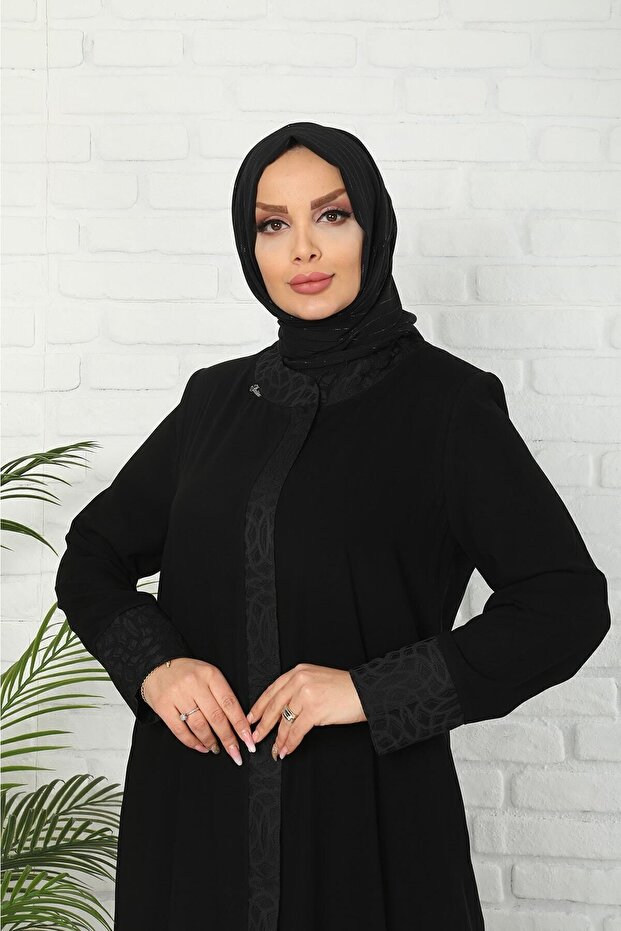 عباءة حرير المدينة سوداء منقوشة