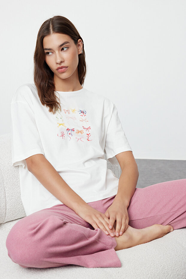 Beyaz-Pembe Kurdele/Fiyonk Baskılı Üst Süprem Alt Kaşkorse Örme Pijama Takımı THMAW25PT00018 - 1