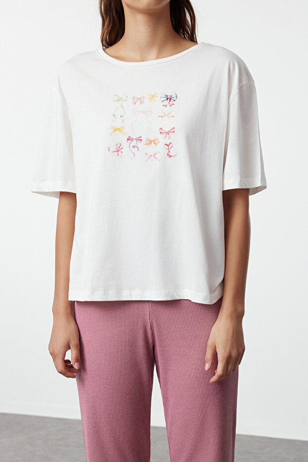 Beyaz-Pembe Kurdele/Fiyonk Baskılı Üst Süprem Alt Kaşkorse Örme Pijama Takımı THMAW25PT00018 - 3