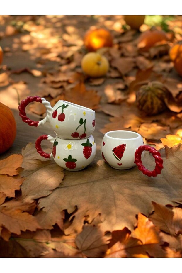 مقبض من نسيج الفقاعات مكون من 3 أكواب سيراميك منقوشة يدويًا بنمط الفراولة والكرز والبطيخ - 4