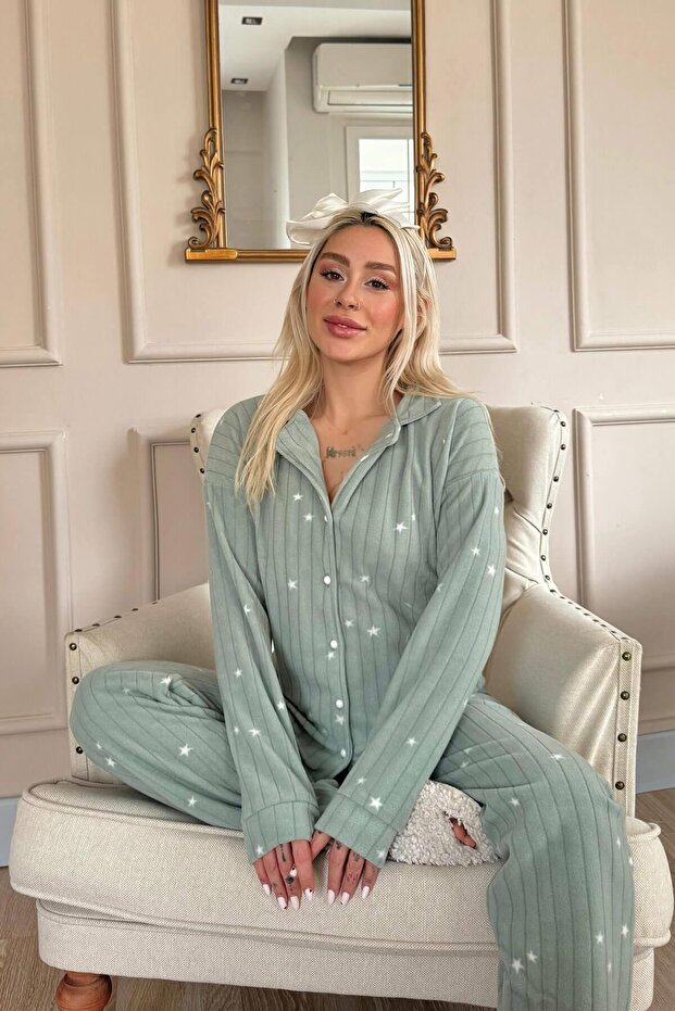 طقم بيجامة من الصوف القطيفة بأزرار أمامية بنمط الكسوف الأخضر - 2