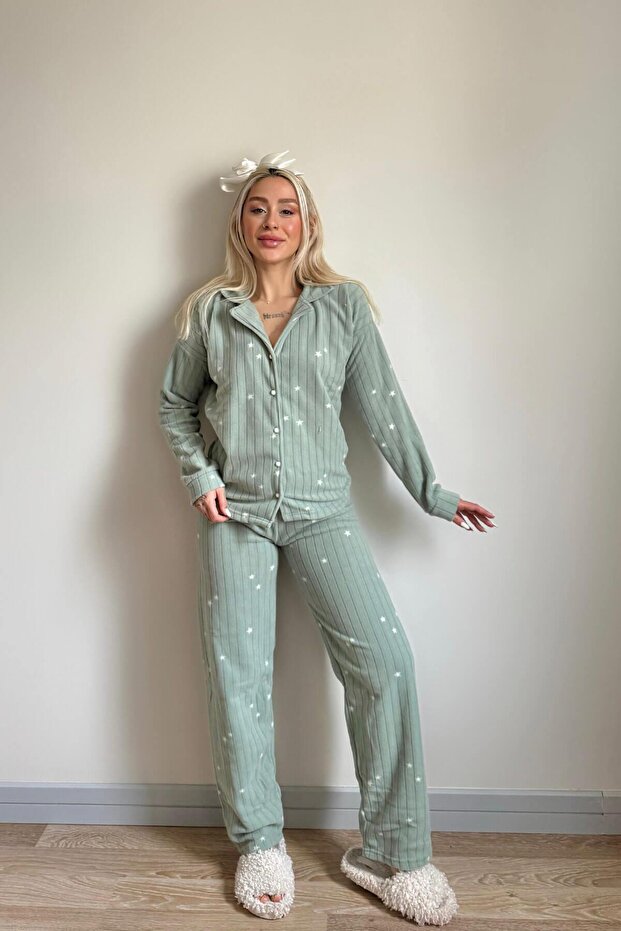 طقم بيجامة من الصوف القطيفة بأزرار أمامية بنمط الكسوف الأخضر - 6