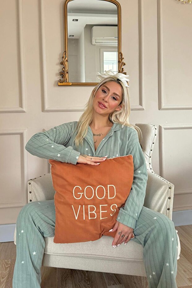 طقم بيجامة من الصوف القطيفة بأزرار أمامية بنمط الكسوف الأخضر - 4