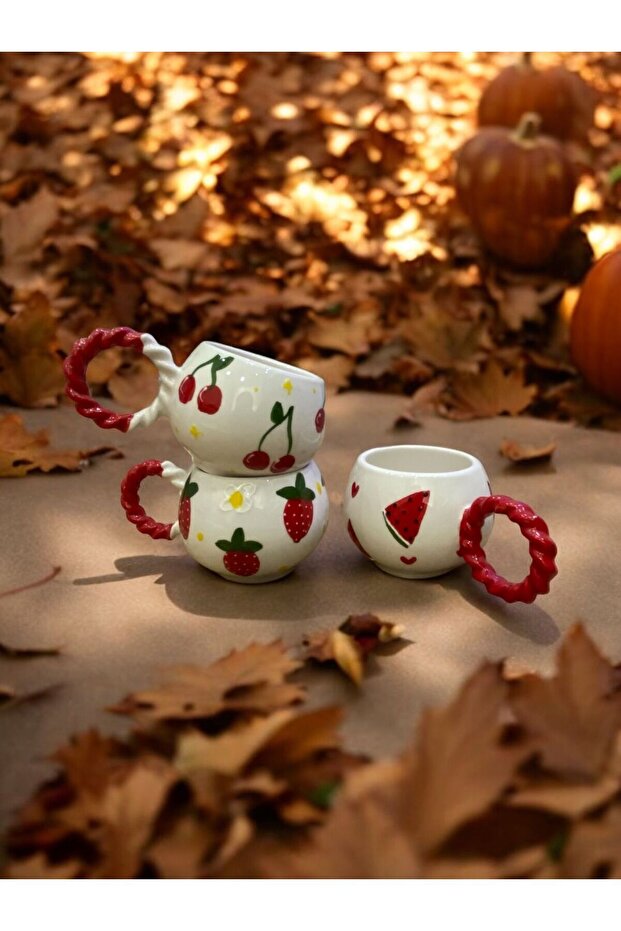 مقبض من نسيج الفقاعات مكون من 3 أكواب سيراميك منقوشة يدويًا بنمط الفراولة والكرز والبطيخ - 2