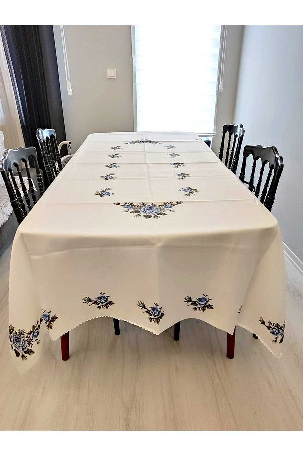 Mavi Çiçekli Kanaviçe Desenli Dertsiz Masa Örtüsü - 4