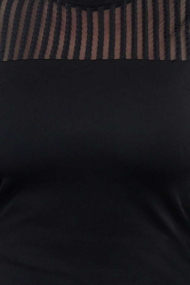 Siyah Dik Yaka Dantelli Vücuda Oturan Örme Büyük Beden Bluz TBBAW25AF00010 - 4