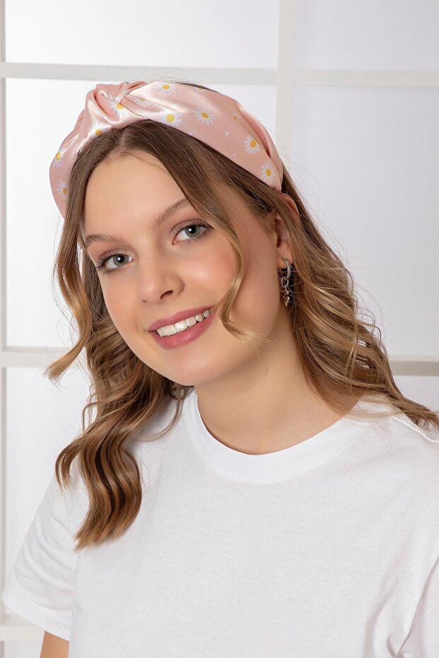 تاج منقوش بنقشة الأقحوان من الساتان من يافرواغزي - 2