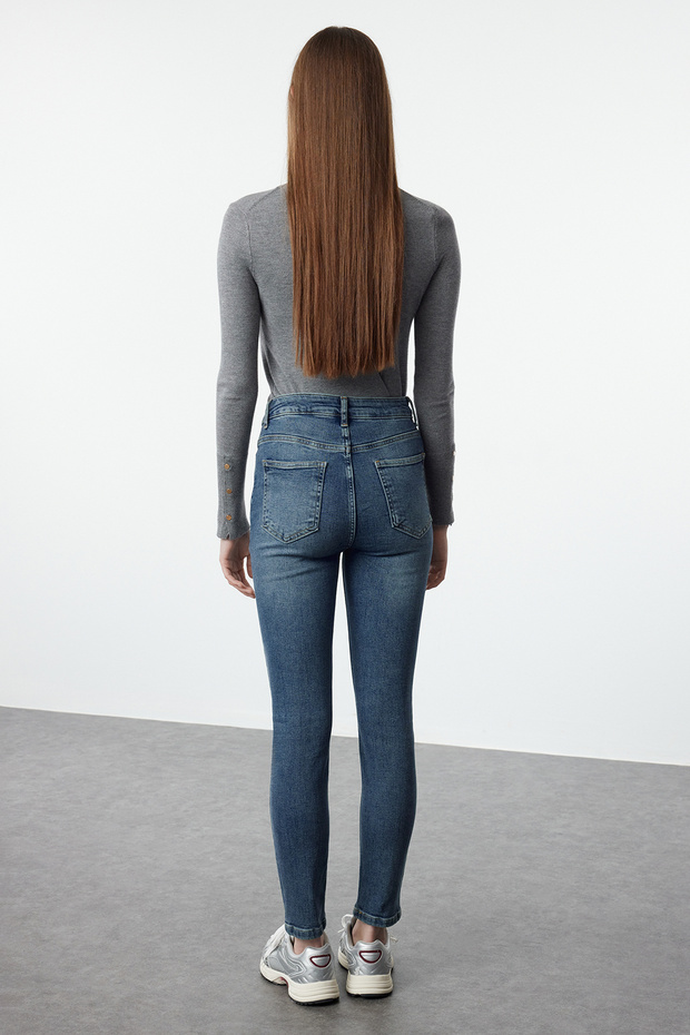 Sötétkék elöl gombos, magas derekú, rugalmas skinny farmernadrág TWOSS23JE00077 - 5