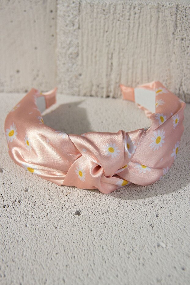 تاج منقوش بنقشة الأقحوان من الساتان من يافرواغزي - 1