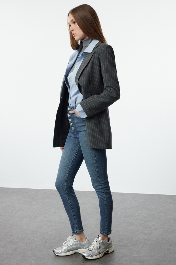 Sötétkék elöl gombos, magas derekú, rugalmas skinny farmernadrág TWOSS23JE00077 - 2