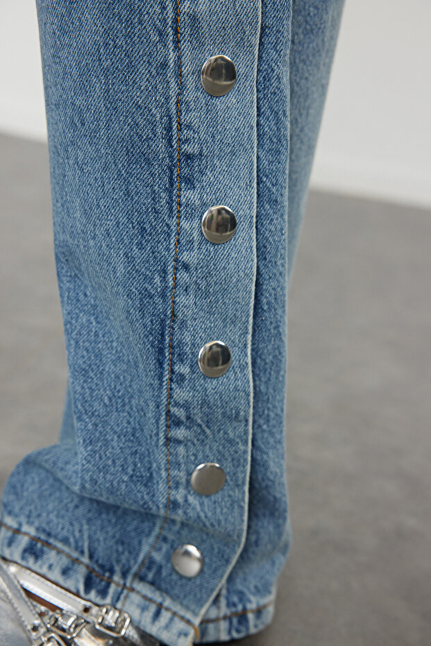 Viac udržateľné džínsy so širokými nohavicami a vysokým pásom s modrým detailom príslušenstva TWOAW25JE00028 - 4