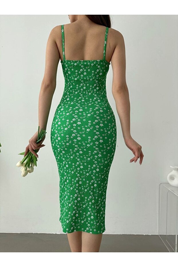 فستان ملفوف بفتحة وحزام منقوش باللون الأخضر - 3