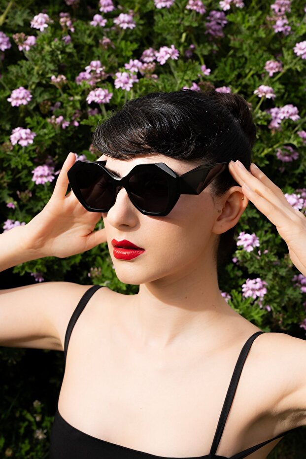 Nairobi Black Geometric Oversize Women's Sunglasses