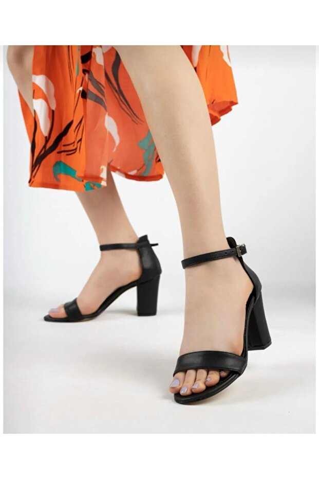 صندل بكعب أسود بحزام واحد - 1