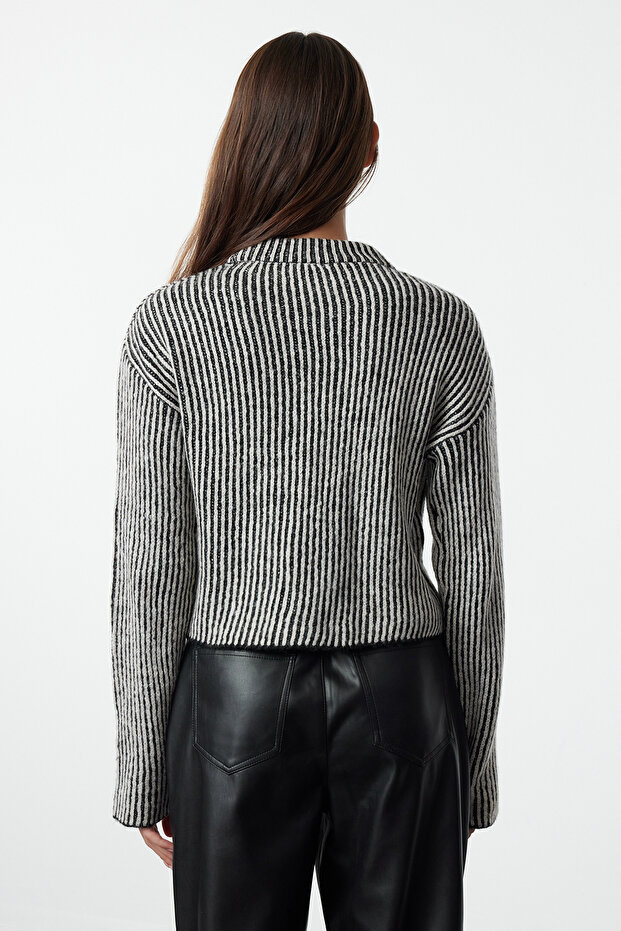 Ecru Crop Soft Texture Sweter z dzianiny z okrągłym dekoltem TWOAW25KZ00000 - 5