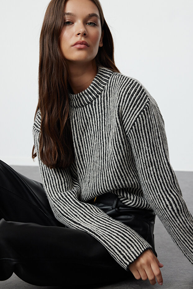 Ecru Crop Soft Texture Sweter z dzianiny z okrągłym dekoltem TWOAW25KZ00000 - 1