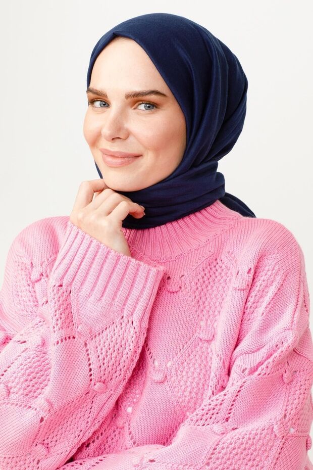 شال من القطن باللون الأزرق الداكن