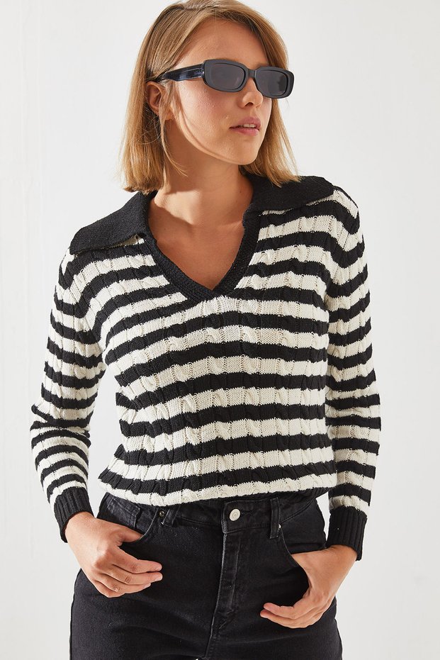 Women's Black Ecru Hairline Polo Collar Sweater 20247505