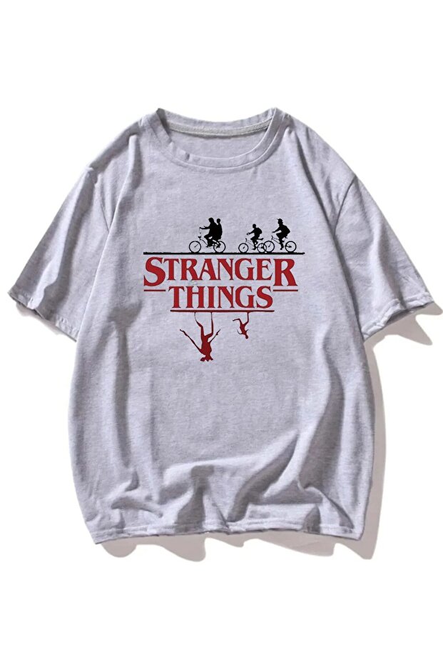 تي شيرت Stranger Things - رمادي، كبير الحجم، مطبوع، رقبة دائرية، مطبوع، كم قصير، فضفاض