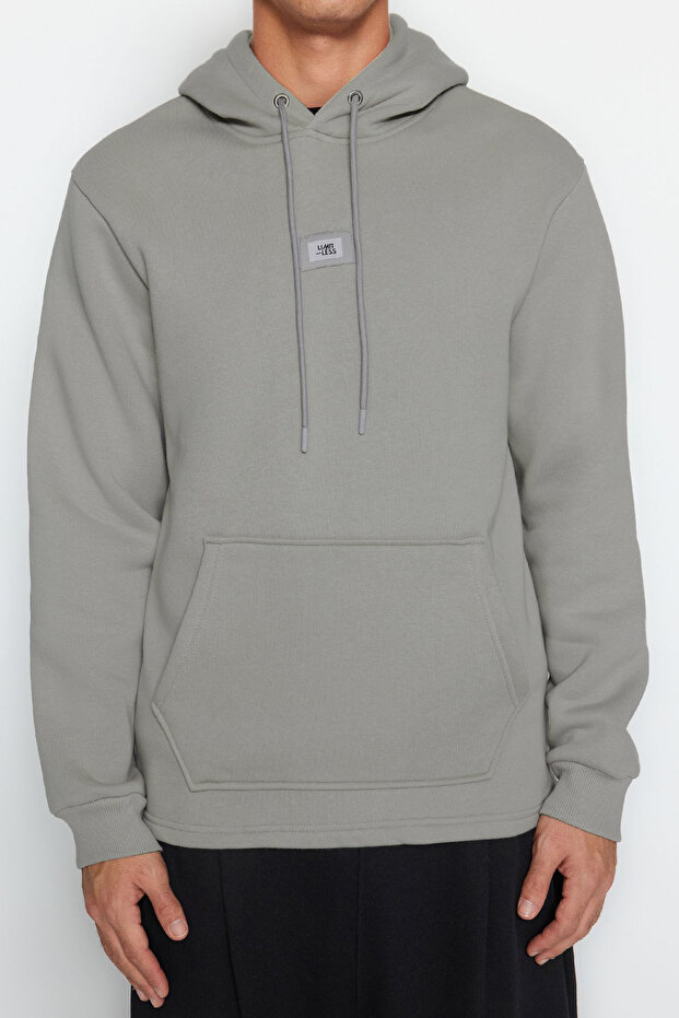 Gri Regular/Normal Kesim Kapüşonlu Etiketli İçi Polar/Sıcak Tutan Sweatshirt TMNAW24SW00076 - 5