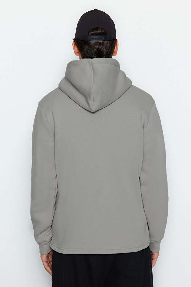 Gri Regular/Normal Kesim Kapüşonlu Etiketli İçi Polar/Sıcak Tutan Sweatshirt TMNAW24SW00076 - 6