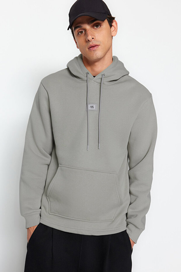 Gri Regular/Normal Kesim Kapüşonlu Etiketli İçi Polar/Sıcak Tutan Sweatshirt TMNAW24SW00076 - 3