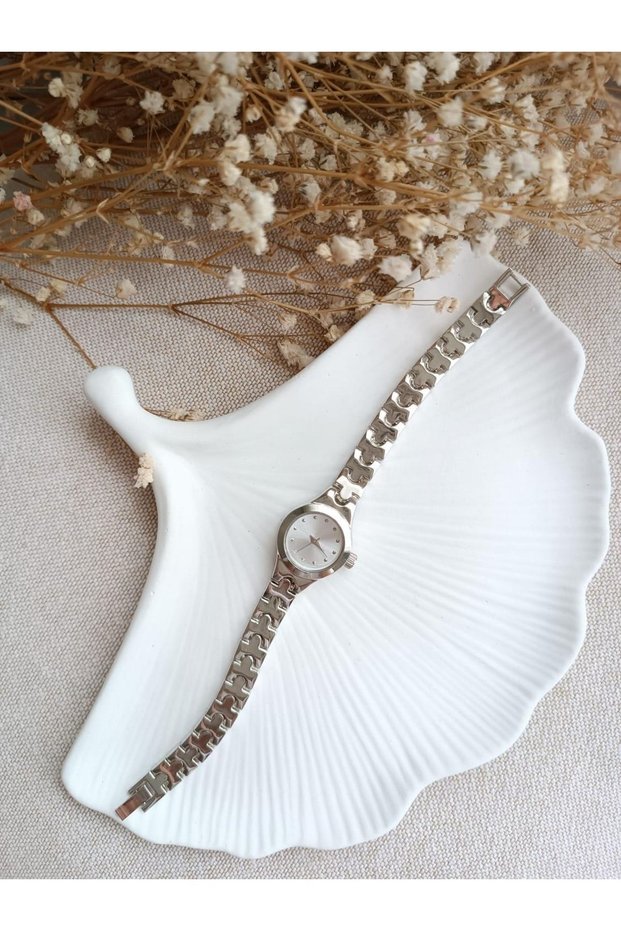 Minimal Round Silver Thin Wrist Special Women's Wristwatch