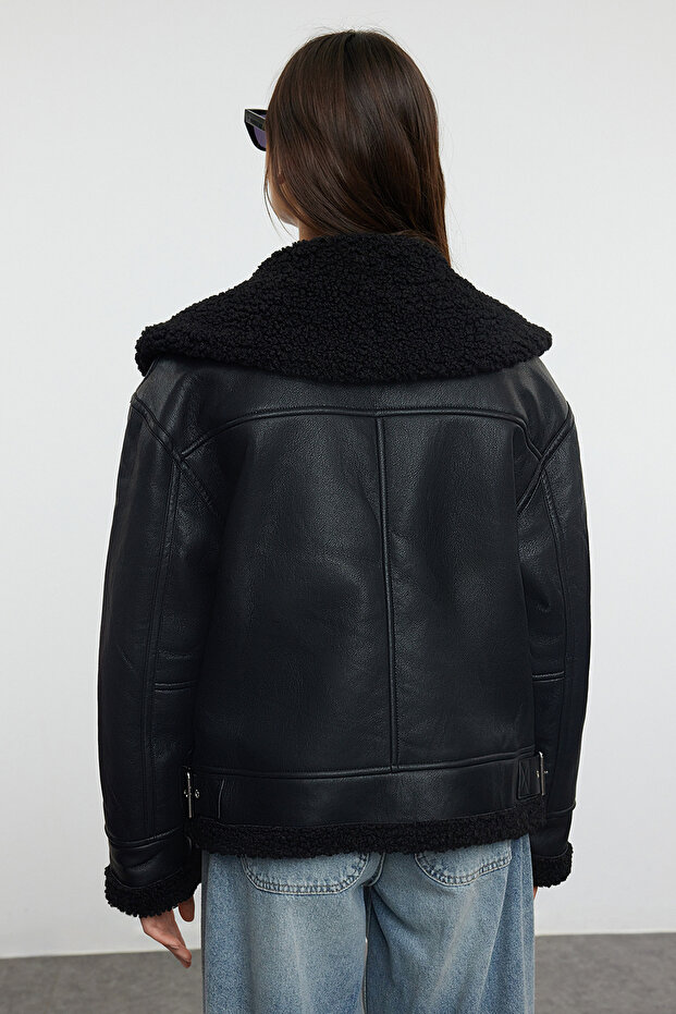 Siyah Oversize Kalıp Peluş Detaylı Suni Deri Biker Ceket Mont TWOAW25MO00037 - 5