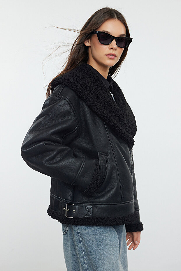 Siyah Oversize Kalıp Peluş Detaylı Suni Deri Biker Ceket Mont TWOAW25MO00037 - 1