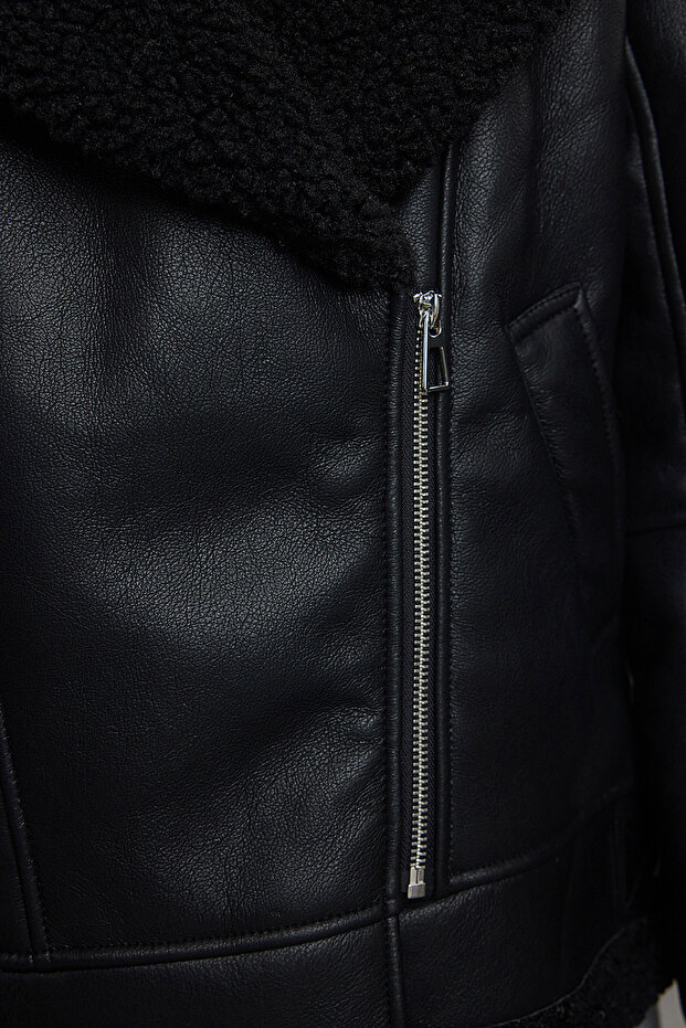 Siyah Oversize Kalıp Peluş Detaylı Suni Deri Biker Ceket Mont TWOAW25MO00037 - 4