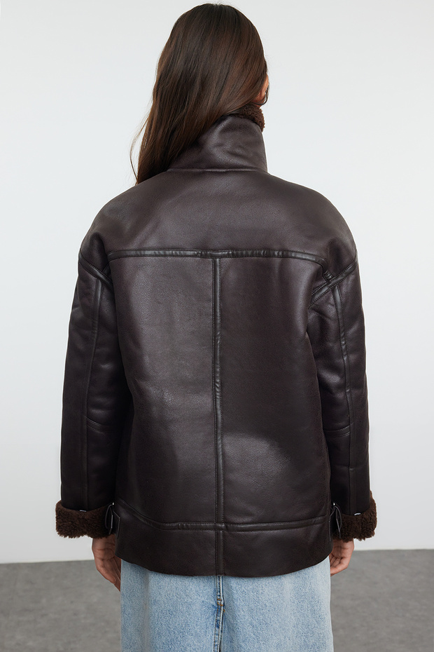 Koyu Kahverengi Regular Kalıp Yakası Kemer Detaylı Peluşlu Süet Biker Ceket Mont TWOAW25MO00011 - 5