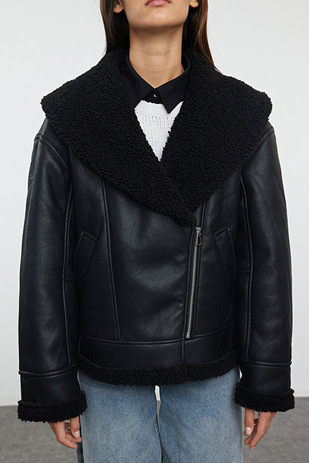 Siyah Oversize Kalıp Peluş Detaylı Suni Deri Biker Ceket Mont TWOAW25MO00037 - 3