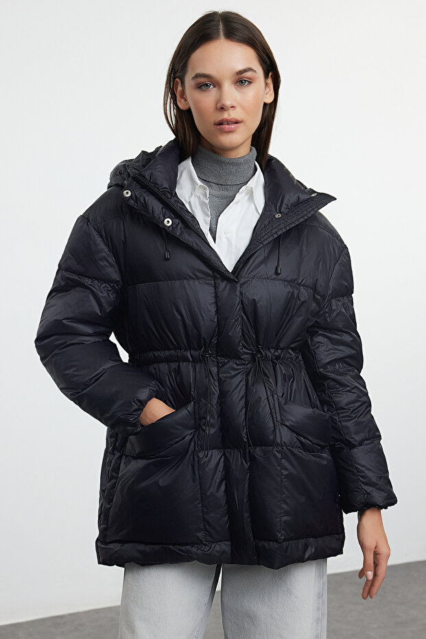 Siyah Oversize Kapüşonlu Kaz Tüylü Şişme Mont TWOAW25MO00111 - 2