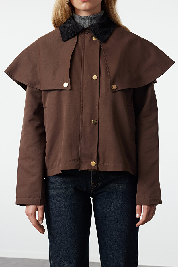 Kahverengi Omuz ve Yaka Detaylı Pelerinli Oversize İnce Ceket Mont TWOAW25MO00206 - 4