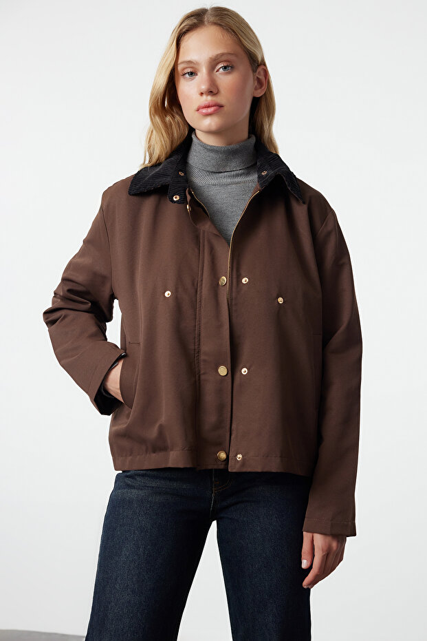 Kahverengi Omuz ve Yaka Detaylı Pelerinli Oversize İnce Ceket Mont TWOAW25MO00206 - 2