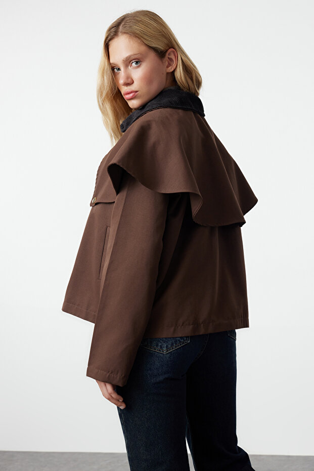 Kahverengi Omuz ve Yaka Detaylı Pelerinli Oversize İnce Ceket Mont TWOAW25MO00206 - 5