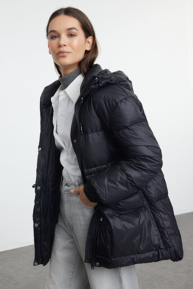 Siyah Oversize Kapüşonlu Kaz Tüylü Şişme Mont TWOAW25MO00111 - 3
