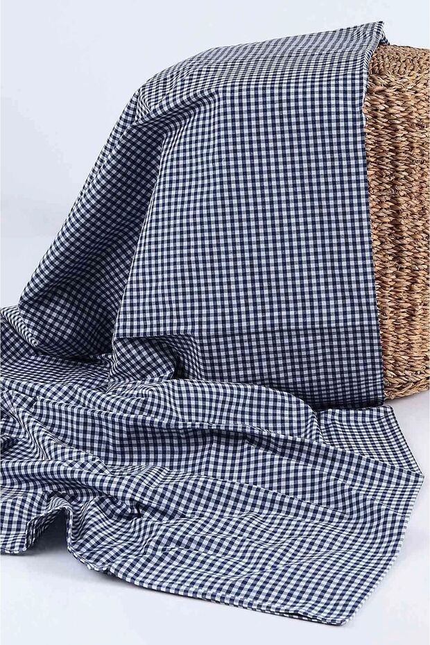 Small Square Patterned Gingham Table, Tableware and Picnic Cloth - 1