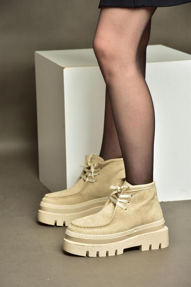 R267310202 Bézs velúr vastag talpú női cipő - 2